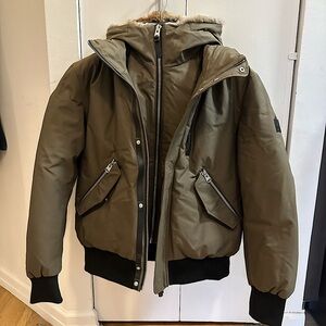 DIXON-F
Color: Army
Size: 40